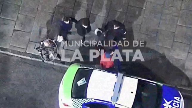 video: robaron en un local del centro, huyeron y los atraparon en plaza moreno