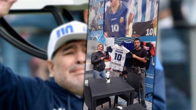 dos triperos viajaron a napoles y llevaron una camiseta del lobo a un museo de maradona