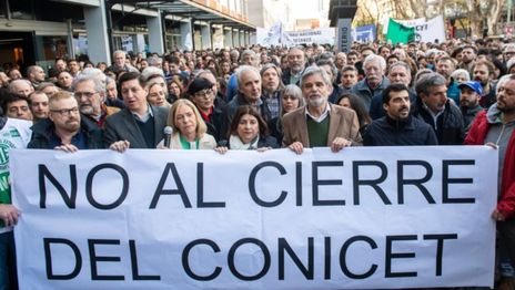 Una multitud de científicos e investigadores marchó en defensa del CONICET