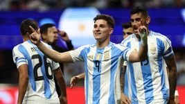 el guino de una estrella de la seleccion argentina a julian alvarez por su llegada al atletico madrid el guino de una estrella de la seleccion argentina a julian alvarez por su llegada al atletico madrid