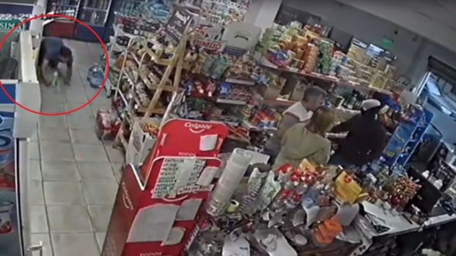 video: entraron a robar en el super y escondio sus cosas en las gondolas para salvarlas