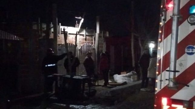 un voraz incendio arraso con dos casas en berisso: lo perdieron todo