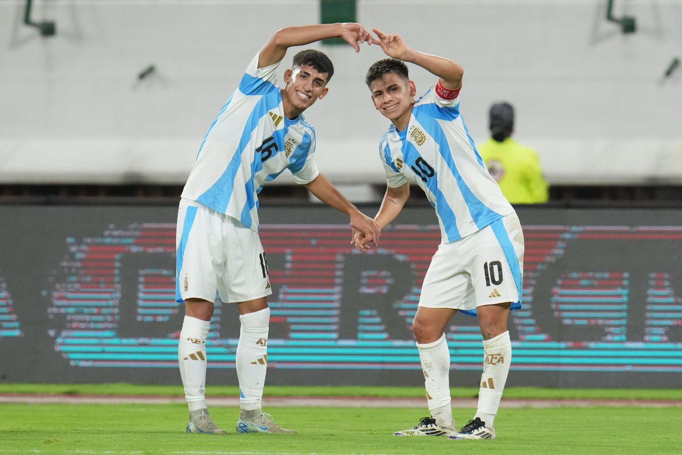 Claudio Echeverri festejo gol Selección argentina Sub 20.jpg