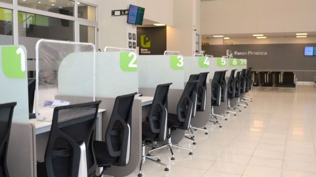 la marcha de la cgt complica la atencion en los bancos y habra cese de actividades