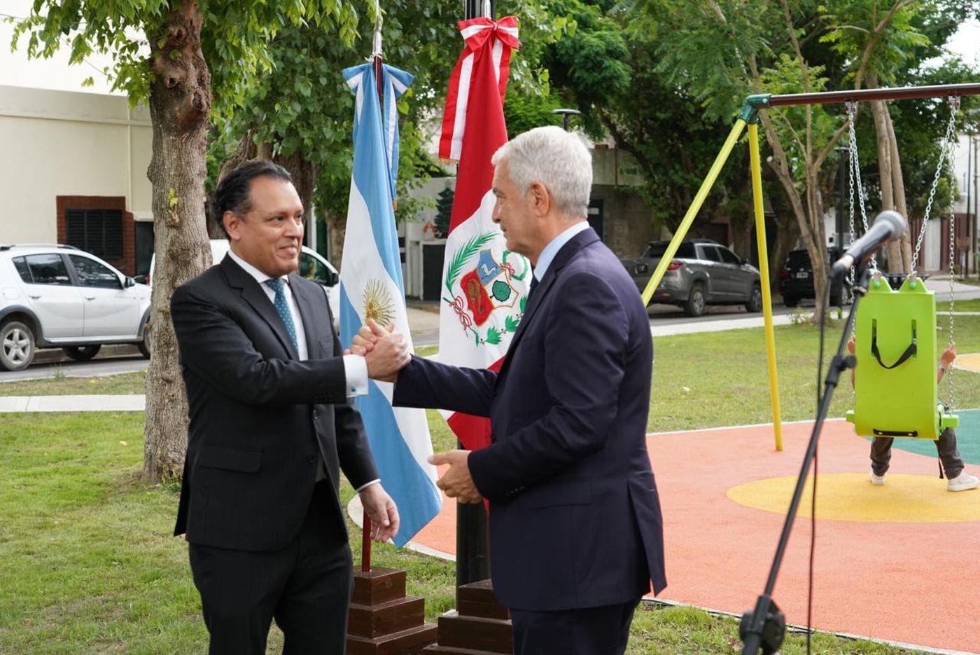 El cónsul de Perú junto al intendente de La Plata en la inauguración de la nueva plaza