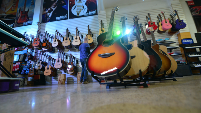 tras 22 anos, cierra una historica casa de musica y liquida todo con grandes descuentos
