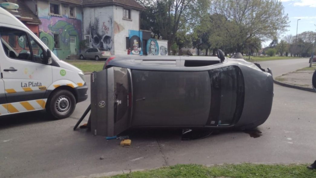 Un hombre resultó herido tras un impactante choque y vuelco en La Plata