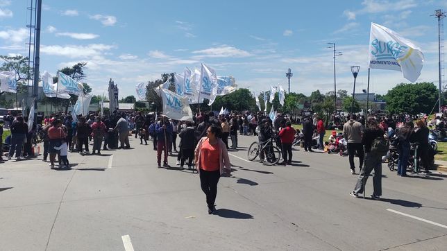 organizaciones sociales cortaron el transito en la rotonda de la autopista con una olla popular