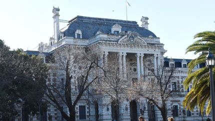 Cierran una dependencia provincial en La Plata por un brote de coronavirus