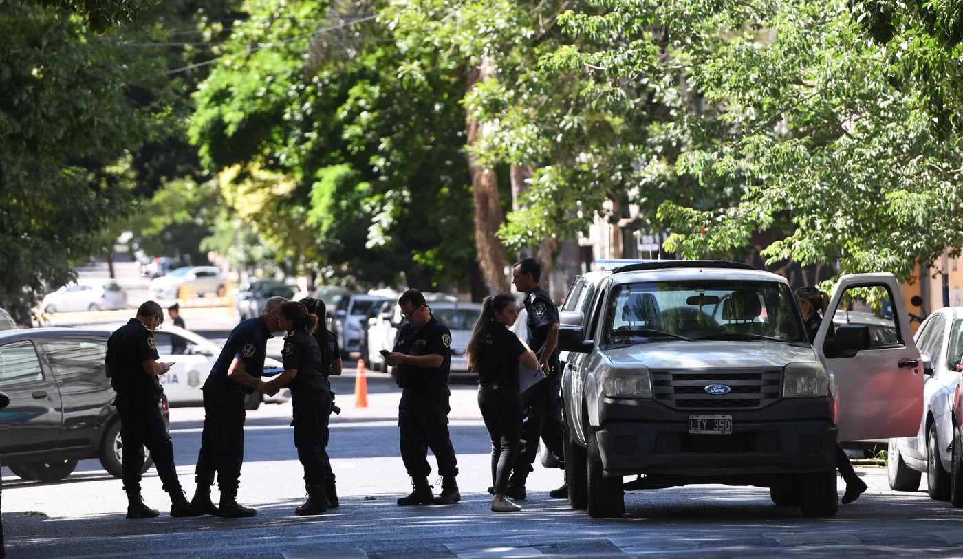 Policía de La Plata trabaja en el lugar.