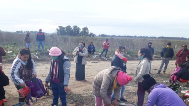la toma de tierras en villa elvira  termino con cuatro detenidos y un comisario herido