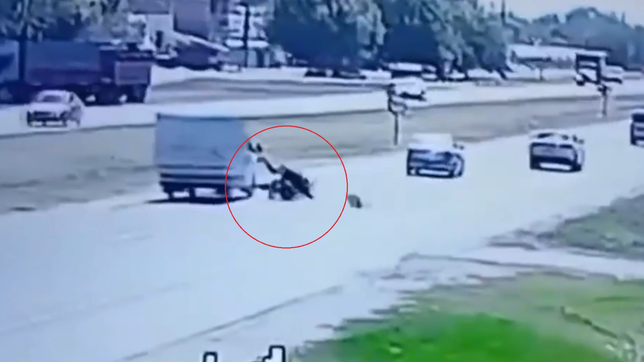 un motociclista salio volando y resulto herido tras un brutal choque en la ruta 2