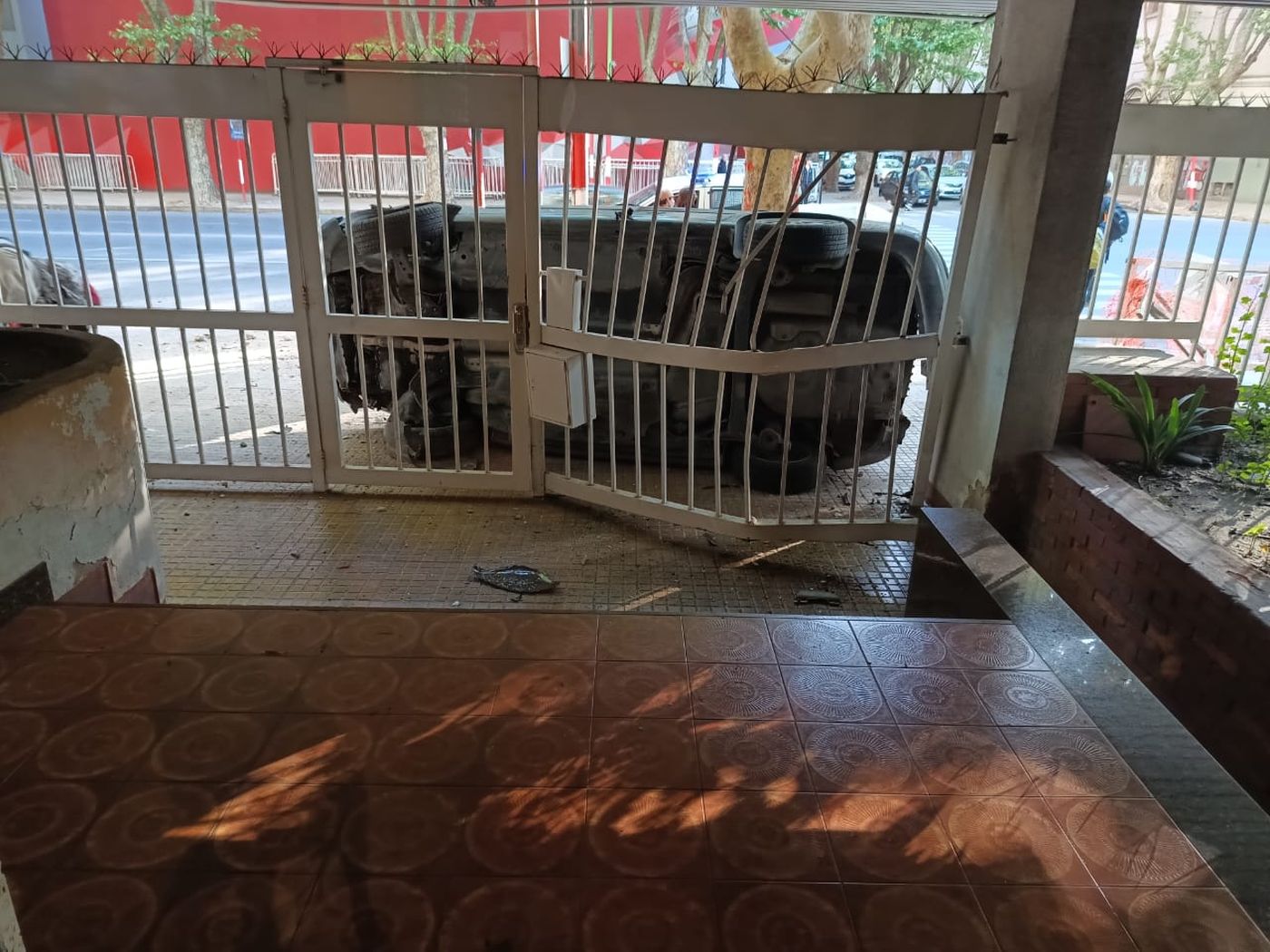 Ambos ocupantes del vehículo debieron ser hospitalizados.