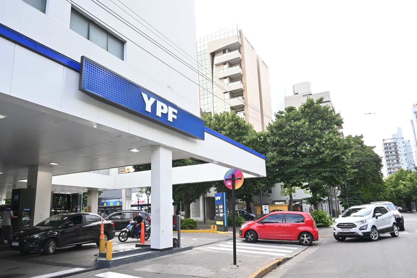 Estación de Servicio YPF de 9 y 51.JPG