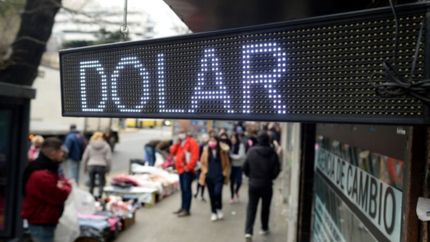 Los trabajadores que cobren el bono ya no podrán comprar dólares al precio oficial