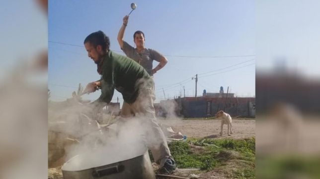 son artistas callejeros y hacen una olla popular para alimentar a los perros de la plata