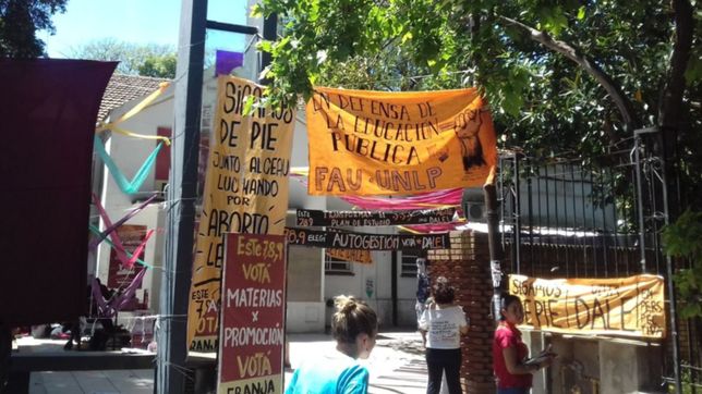 acusaciones cruzadas y una fuerte polarizacion son el centro de la escena en arquitectura