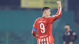 carrillo volvio a marcar en el pincha y termino protagonizando una escena inesperada
