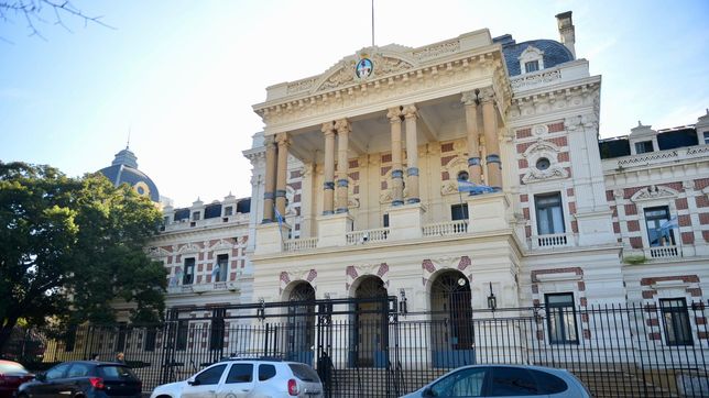 de medicos a docentes, policias y estatales: ¿cuando se pagan los salarios de noviembre?