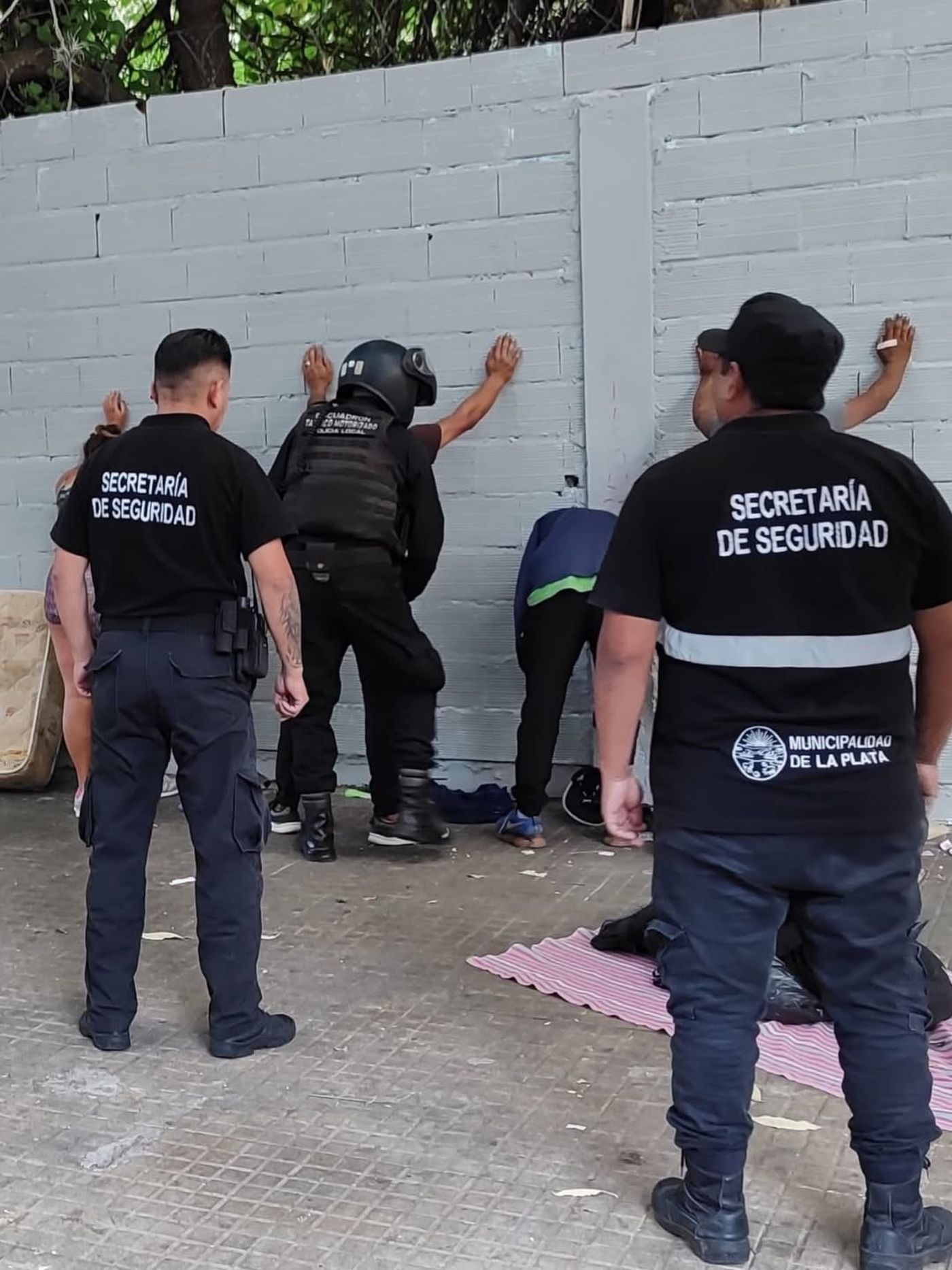 Un operativo municipal desaloj&oacute; un acampe callejero cerca de la Terminal de La Plata
