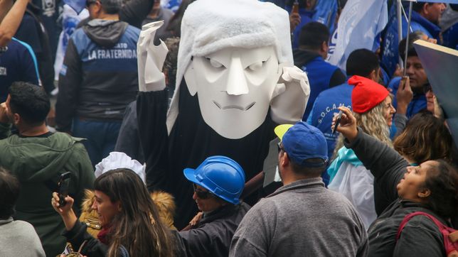 la cgt marcho en el dia del trabajador: su dirigencia critico  a milei y ratifico el paro del 9 de mayo
