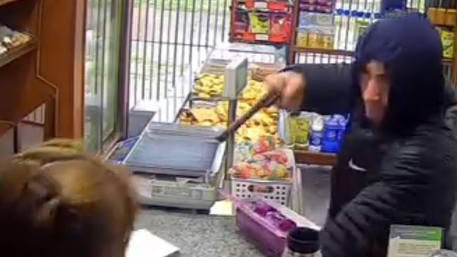 delincuentes armados amenazaron a la empleada de una panaderia de la plata para robarle