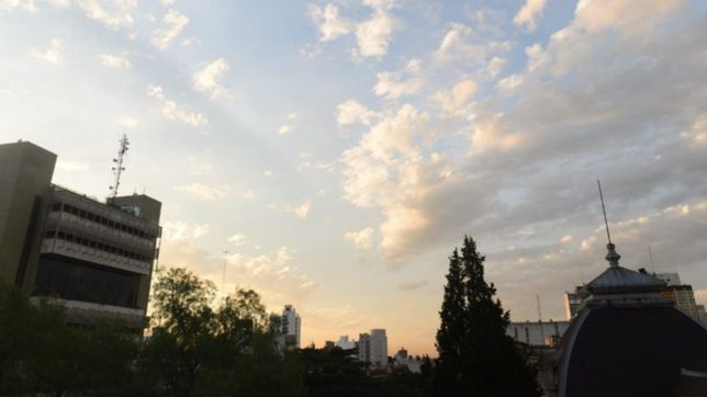 gris, calurosa y con pesadez, asi empieza a despedirse la semana en la plata