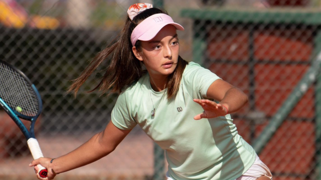 juega al tenis en gimnasia, se entrena en el bosque y lucha por un lugar en wimbledon