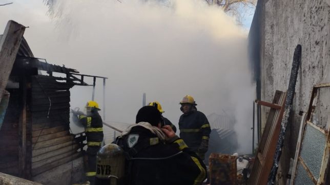 un voraz incendio destrozo varias casas de berisso: hay cuatro heridos