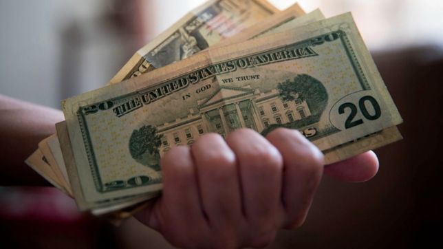 los bancos vuelven a vender dolares: ¿como comprar y quienes pueden hacerlo?