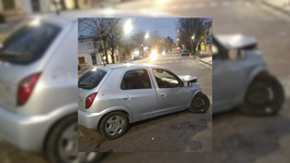 un hombre perdio el control de su auto y termino chocando contra un arbol en plena avenida 7 un hombre perdio el control de su auto y termino chocando contra un arbol en plena avenida 7