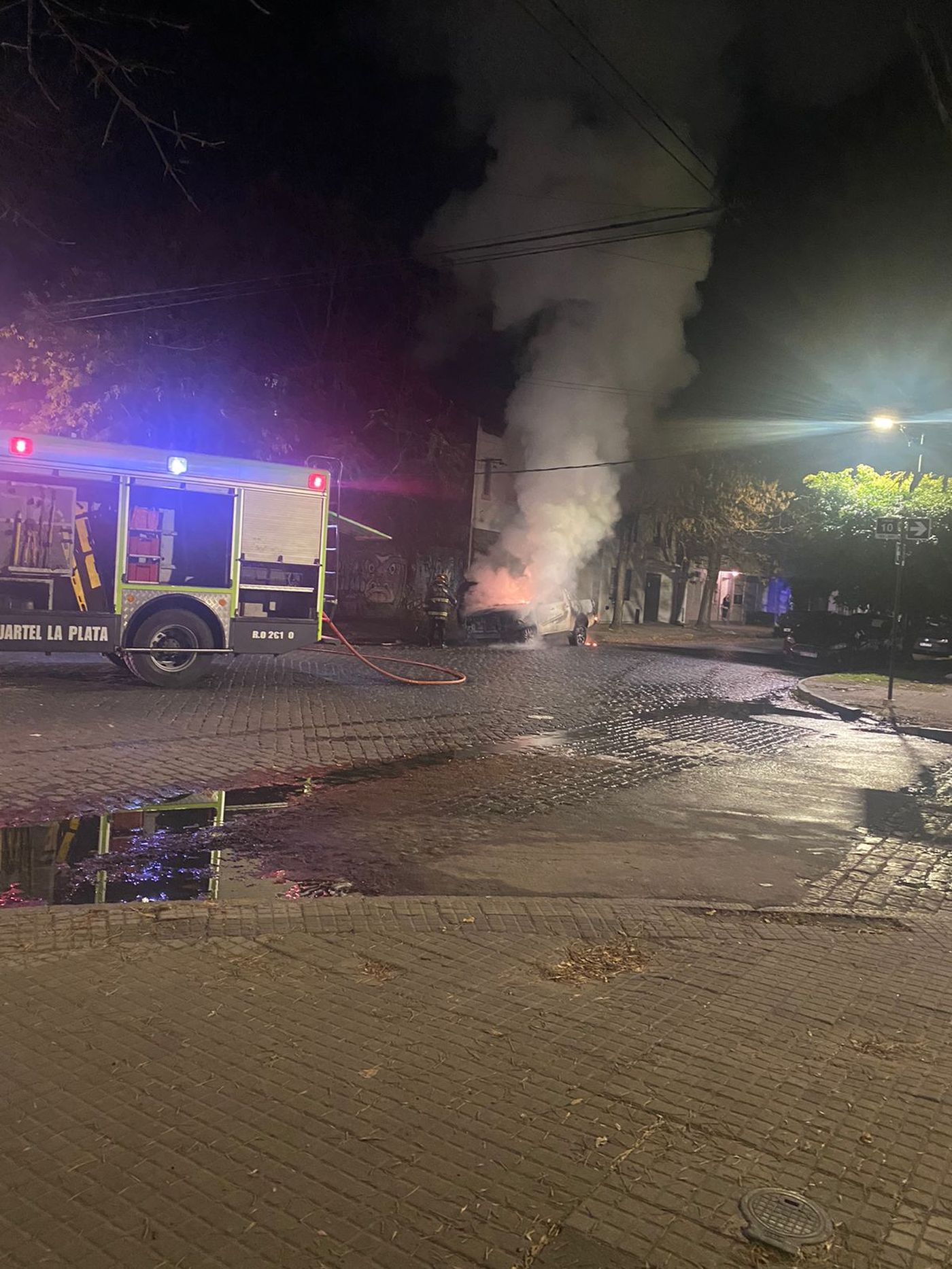 Pese al revuelo generado por los quemacoches, los bomberos lograron apagar las llamas y evitar que el fuego se extendiera.