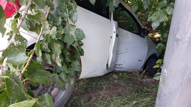 viajaba en un auto robado, intento escapar de un control policial y termino volcando