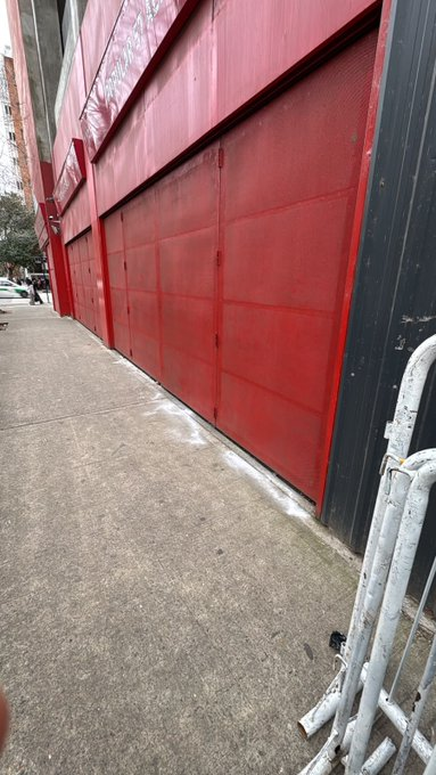 La sal tirada en una de las puertas del Estadio UNO.