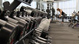 tension en un gimnasio de la plata: un joven intento atacar a otro y termino destrozando el local