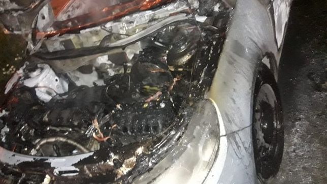 denuncio un robo, no aguanto los nervios y confeso que quemo su auto para cobrar el seguro