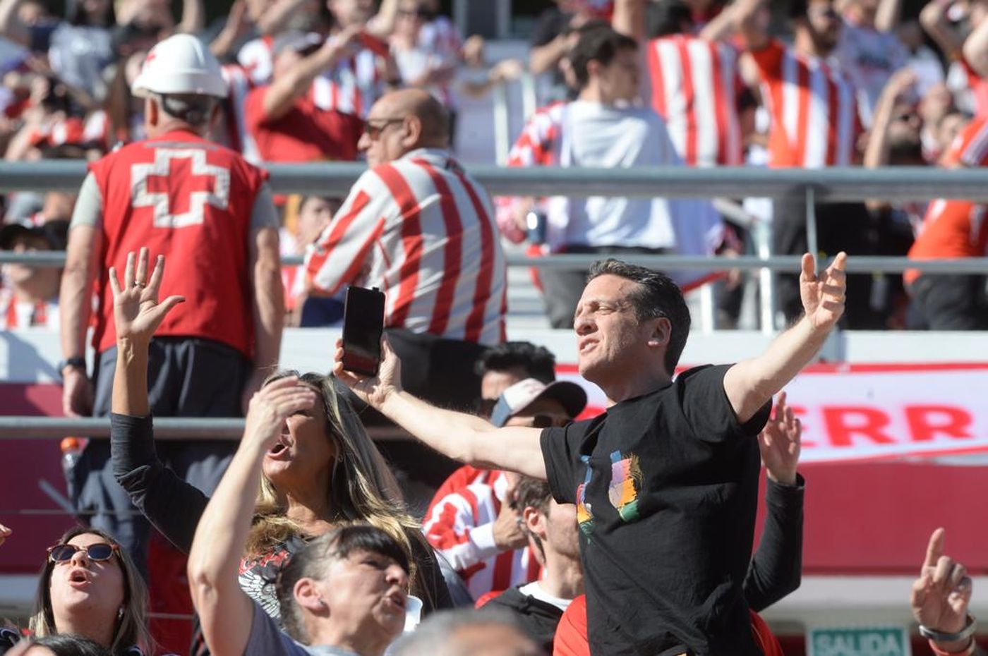 Hinchada Estudiantes UNO clásico 2023 (8).jpeg