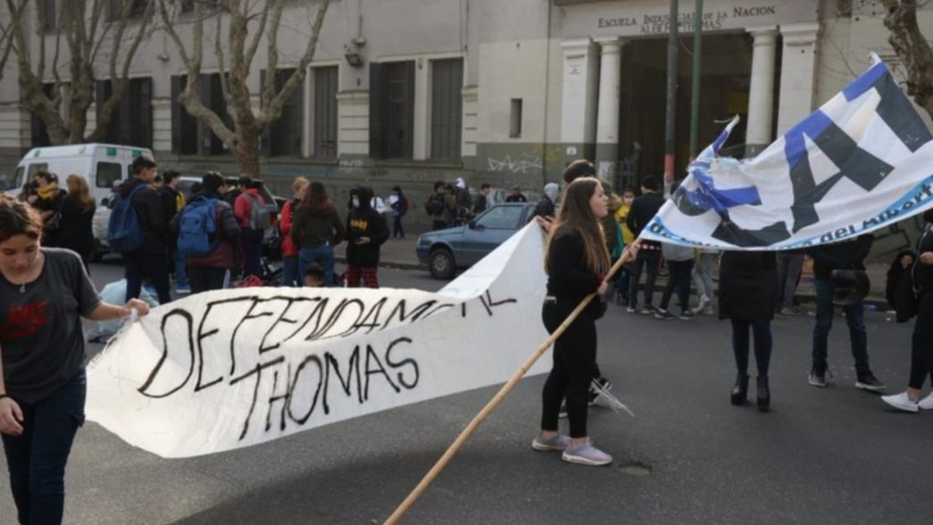 Denuncias por bullying: padres y alumnos cortaron la calle en defensa del Albert Thomas