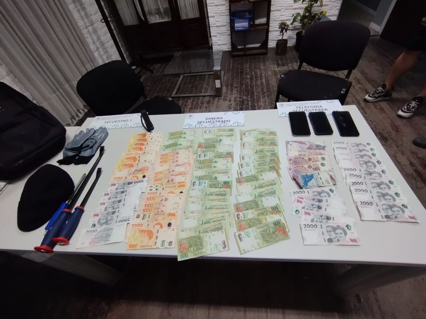 El bot&iacute;n con el que los tres delincuentes se hicieron en medio delos robos en La Plata.