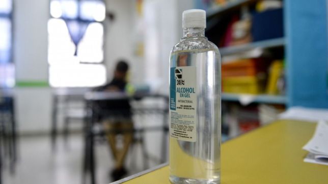 en la primera semana de clases detectaron casos de covid-19 en tres escuelas de la plata