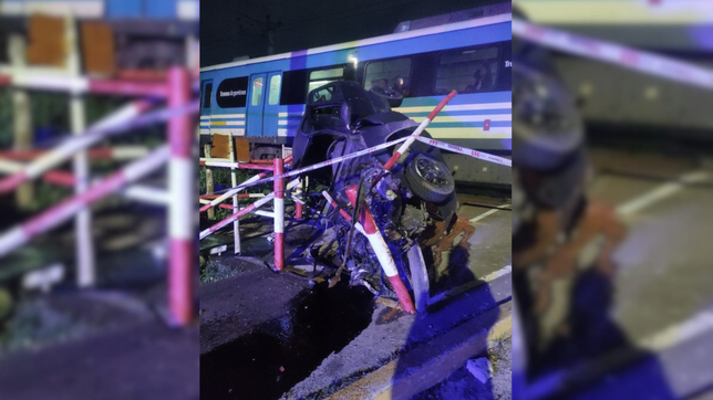 un conductor intento cruzar las vias del tren roca con la barrera baja, lo choco una formacion y murio