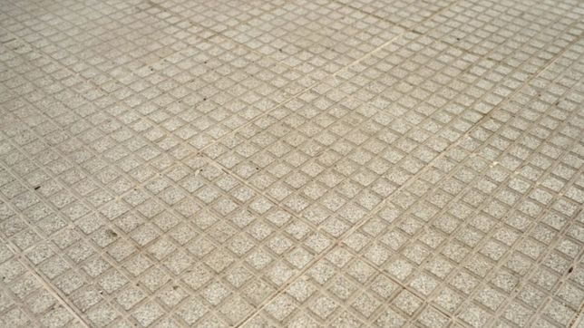 ¿en que zonas de la plata arrancan a renovar veredas con baldosas gratis para los vecinos?