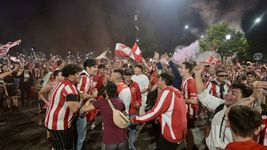 la esquina de 7 y 50 exploto de hinchas de estudiantes que celebraron el nuevo titulo la esquina de 7 y 50 exploto de hinchas de estudiantes que celebraron el nuevo titulo