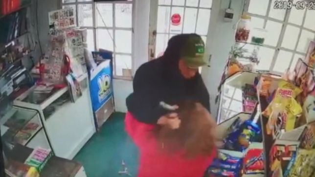 brutal ataque en un comercio de city bell: golpeo a la duena, robo la recaudacion y escapo