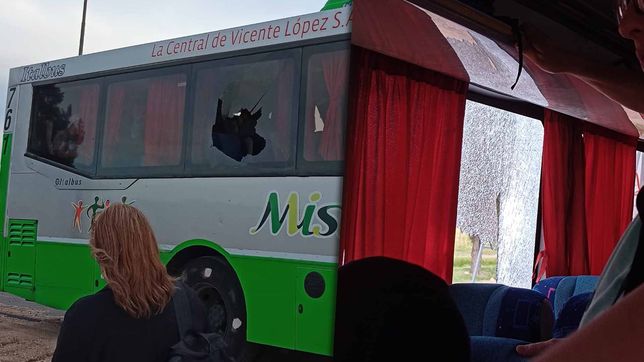 panico en un micro que salia de la plata y fue atacado a piedrazos