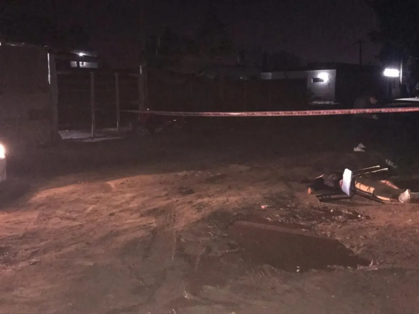 El cuerpo de la víctima quedó tirado en la calle
