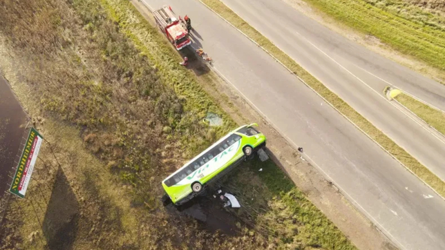 envian una grua para rescatar pasajeros atrapados en el micro que viajaba a la plata