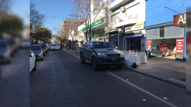 una ciclista furiosa escracho a un conductor que estaciono en la bicisenda de calle 12