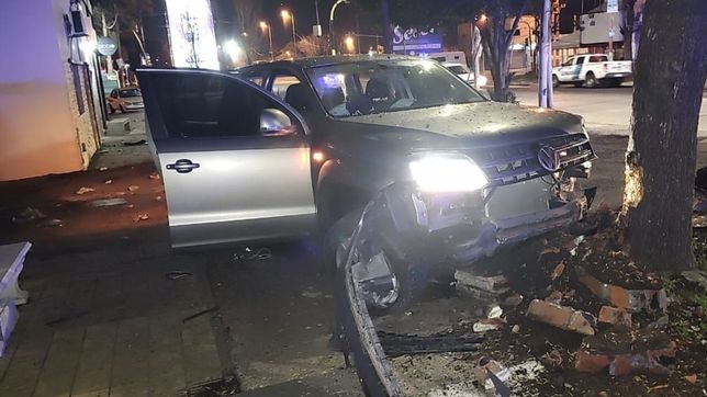 robaron una camioneta, los persiguieron por toda la ciudad y cayeron tras chocar un arbol