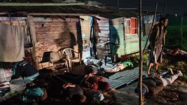 la plata: la policia los fue a buscar por un robo, los recibieron a los piedrazos y terminaron detenidos la plata: la policia los fue a buscar por un robo, los recibieron a los piedrazos y terminaron detenidos